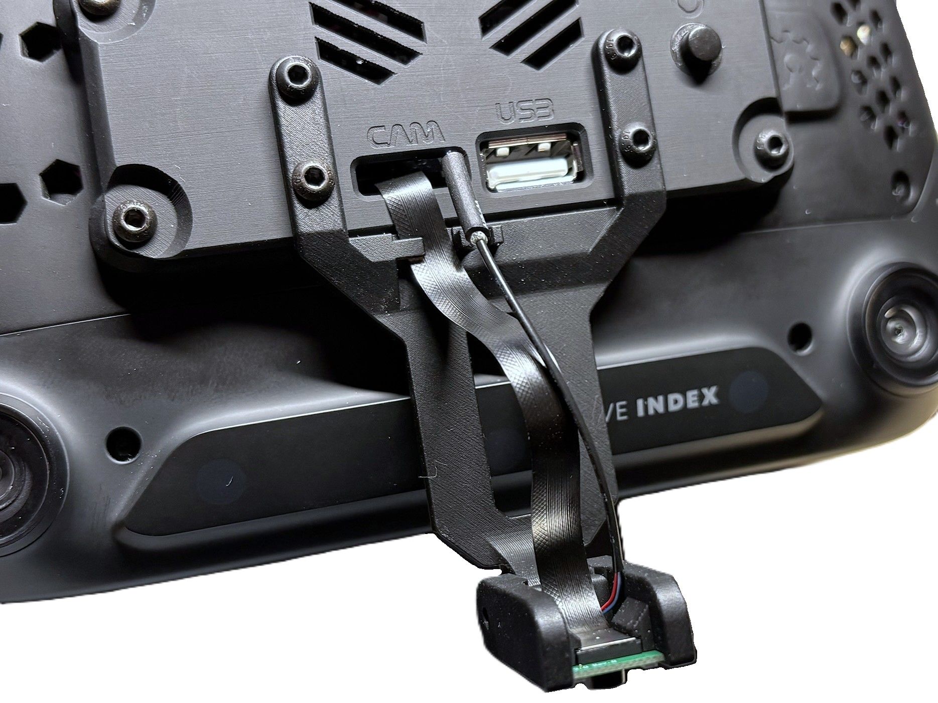 Face tracking module arm installed at an angle to avoid cable tension